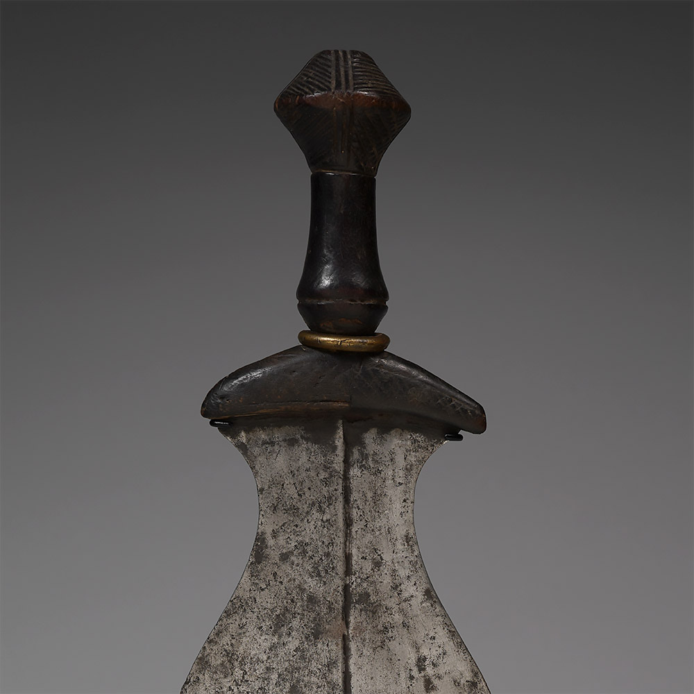 Symmetrical discoid knife, makoko Dzing / Mbuun / Yanzi / Ngul / Lwer Democratic Republic of the Congo