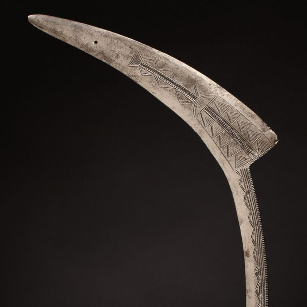 Elaborately Incised Sickle Blade Binja / Benge / Zande of the Rafaï Sultanate